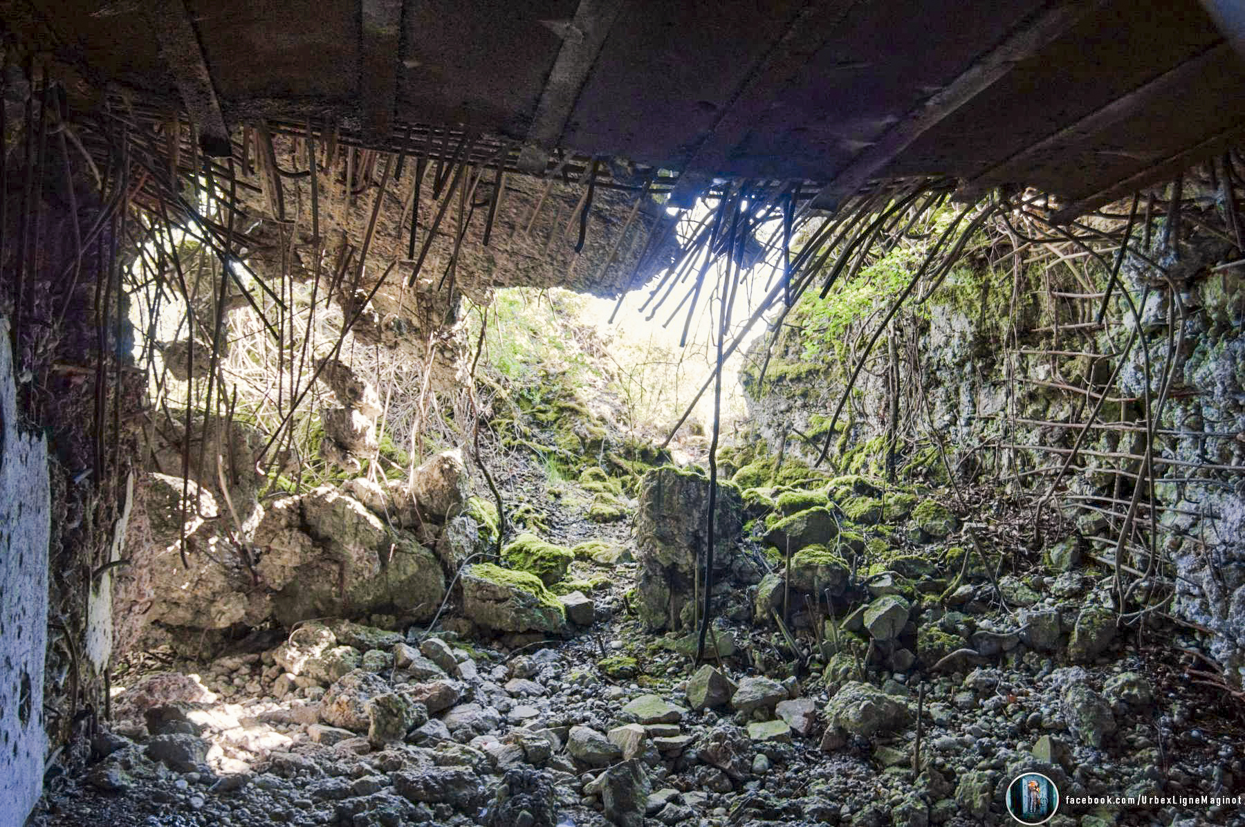 Ligne Maginot - 31/3 - SAASENHEIM - (Casemate d'infanterie - Double) - l'intérieur de la façade sud où se trouve la cloche complètement ravagée - Thomas Mercklé