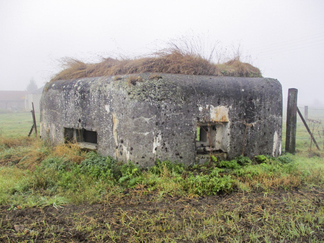 Ligne Maginot - B352 - LANNAY NORD - (Blockhaus pour canon) - Blockhaus situé à cheval dans un pré et dans un champ cultivé. - Smardz Félix