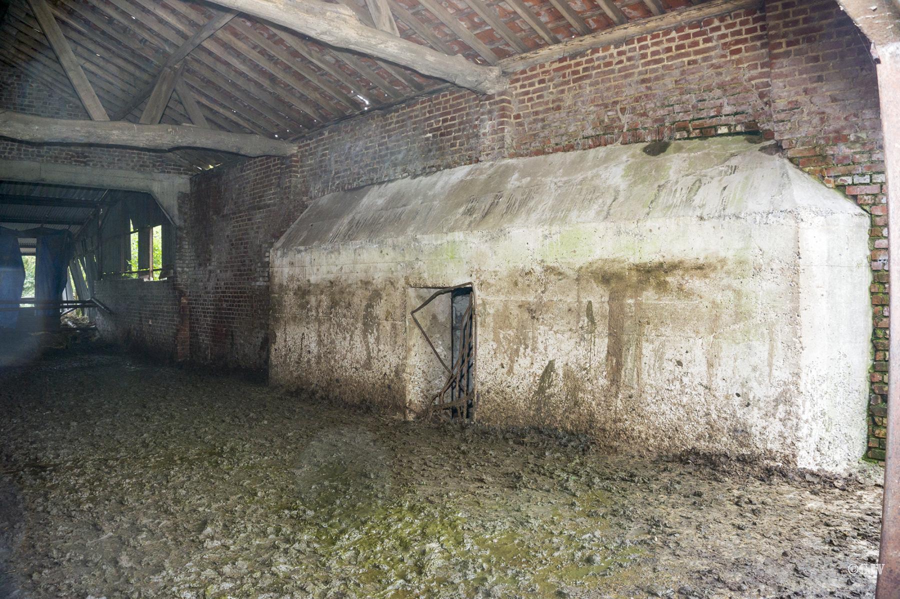 Ligne Maginot - BEF 674 - CENSE DE CHOQUES SUD OUEST - (Blockhaus pour arme infanterie) - Le blockhaus est intégré dans un hangar - Lia VERMEULEN