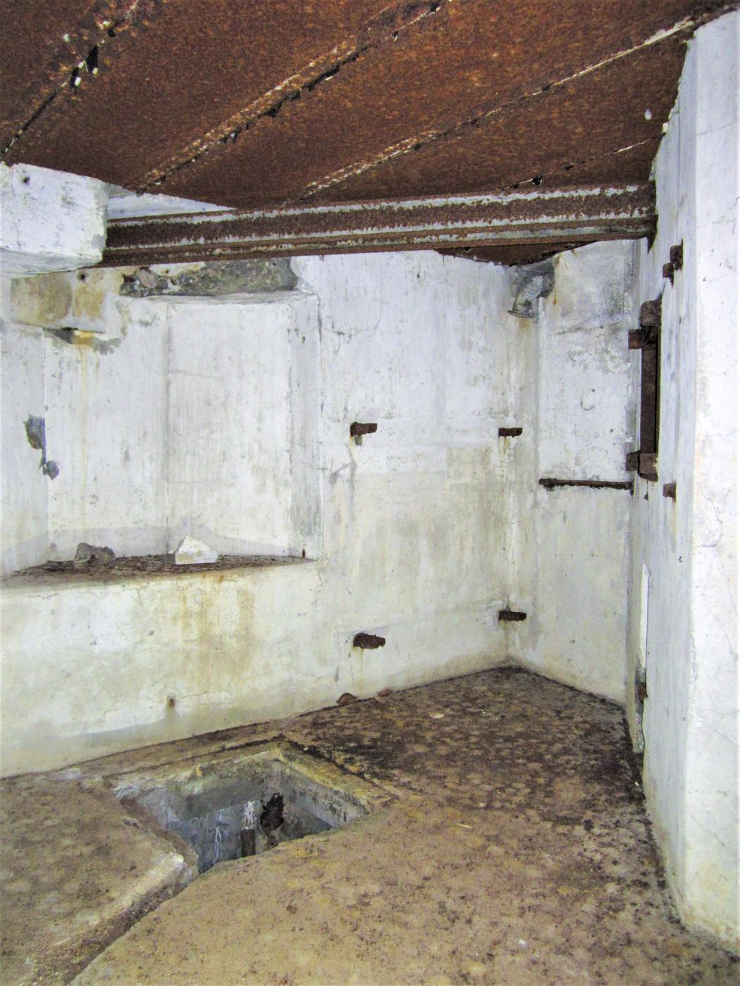 Ligne Maginot - TRAUTBACH OUEST - (Blockhaus pour arme infanterie) - Curieusement, le puits est placé dans la chambre de tir - Gregory Fuchs