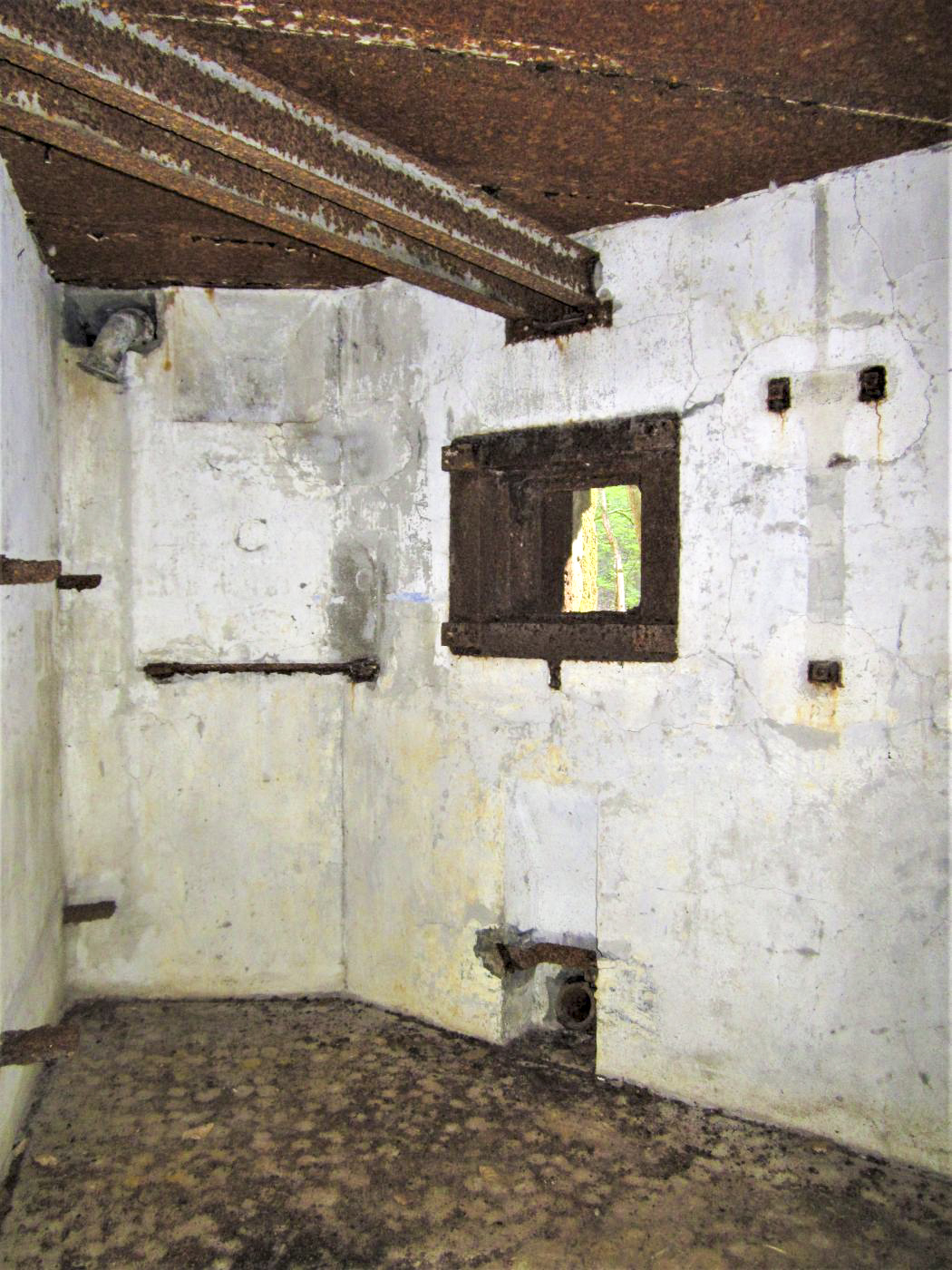 Ligne Maginot - TRAUTBACH OUEST - (Blockhaus pour arme infanterie) - Chambre de tir Est
Créneau pour jumelage de mitrailleuses Reibel et Mitrailleuse de 13,2mm sur bi-rail - Gregory Fuchs