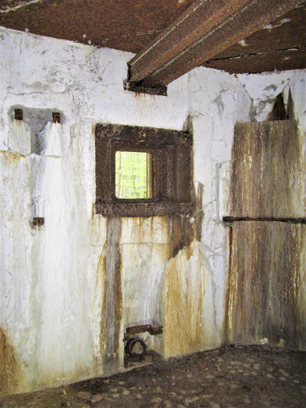 Ligne Maginot - TRAUTBACH OUEST - (Blockhaus pour arme infanterie) - Chambre de tir Ouest
Créneau pour jumelage de mitrailleuses Reibel et Mitrailleuse de 13,2mm sur bi-rail - Gregory Fuchs