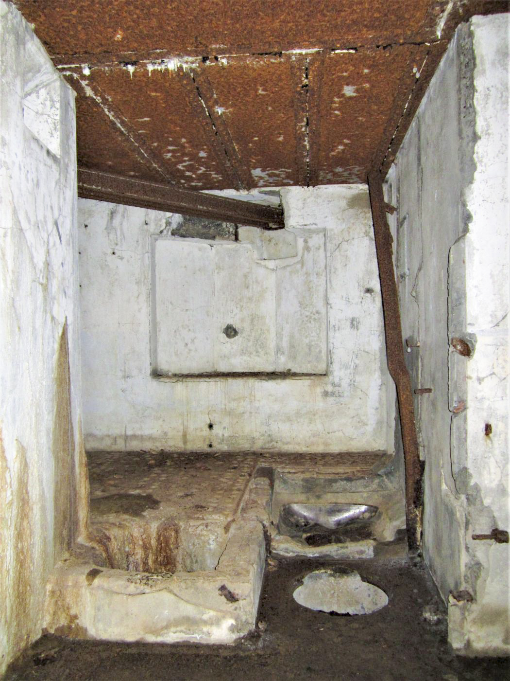 Ligne Maginot - TRAUTBACH OUEST - (Blockhaus pour arme infanterie) - Les latrines dans l'accès à la chambre de tir - Gregory Fuchs