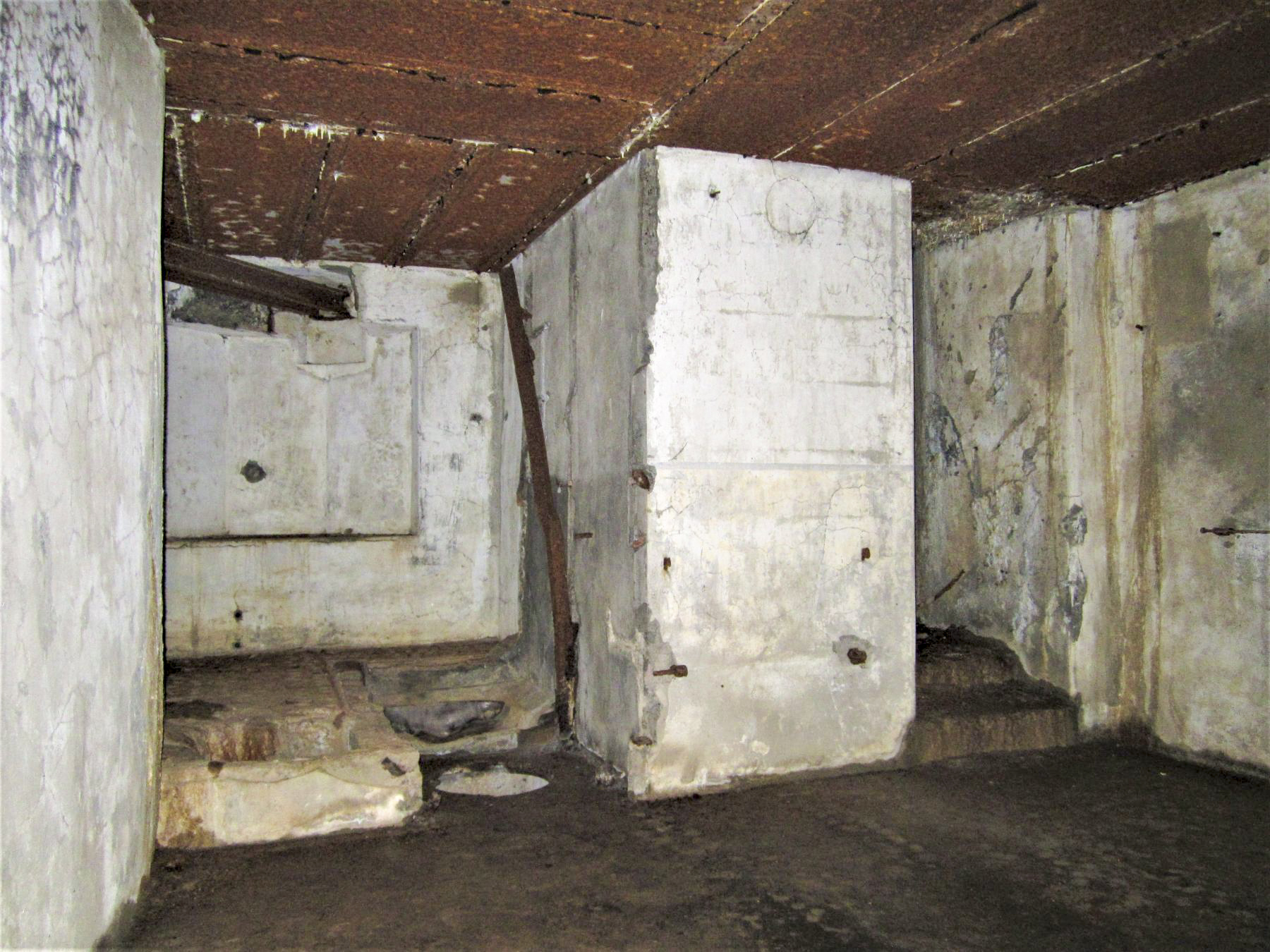 Ligne Maginot - TRAUTBACH OUEST - (Blockhaus pour arme infanterie) - A gauche accès à la chambre de tir Ouest, à droite accès à la cloche GFM - Gregory Fuchs