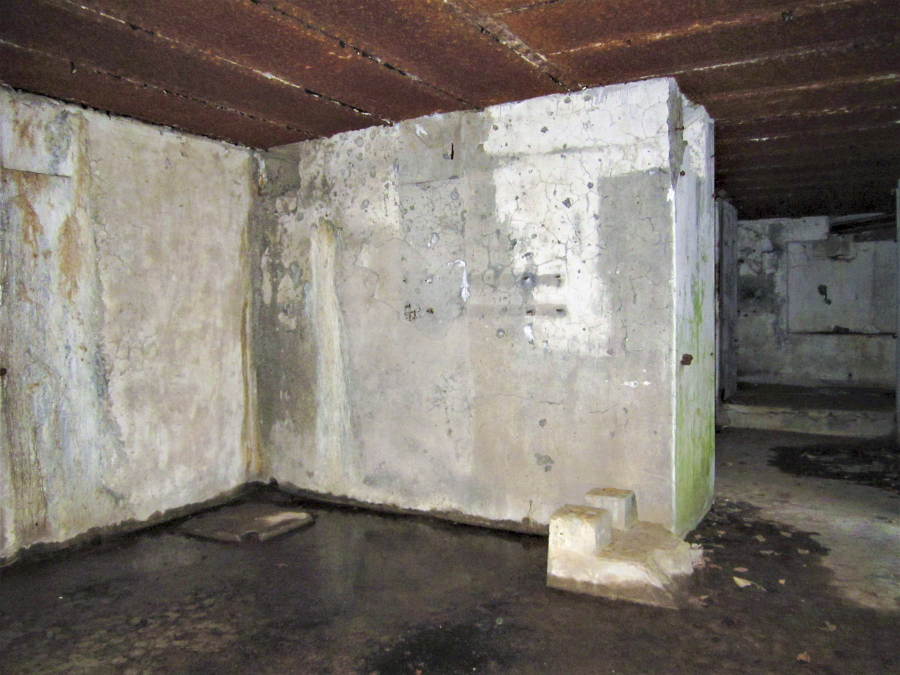 Ligne Maginot - TRAUTBACH OUEST - (Blockhaus pour arme infanterie) - Coté Ouest, l'emplacement du système de ventilation et du réservoir d'eau potable - Gregory Fuchs