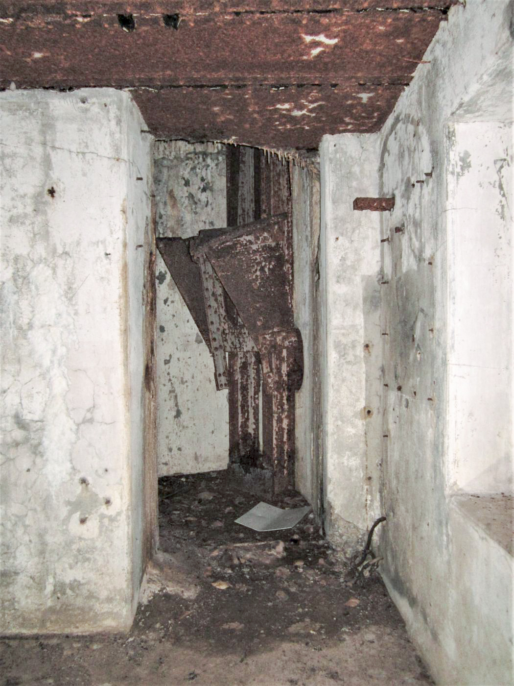 Ligne Maginot - TRAUTBACH OUEST - (Blockhaus pour arme infanterie) - Puits de la cloche GFM
A droite sur le mur, l'emplacement du matériel téléphonique - Gregory Fuchs