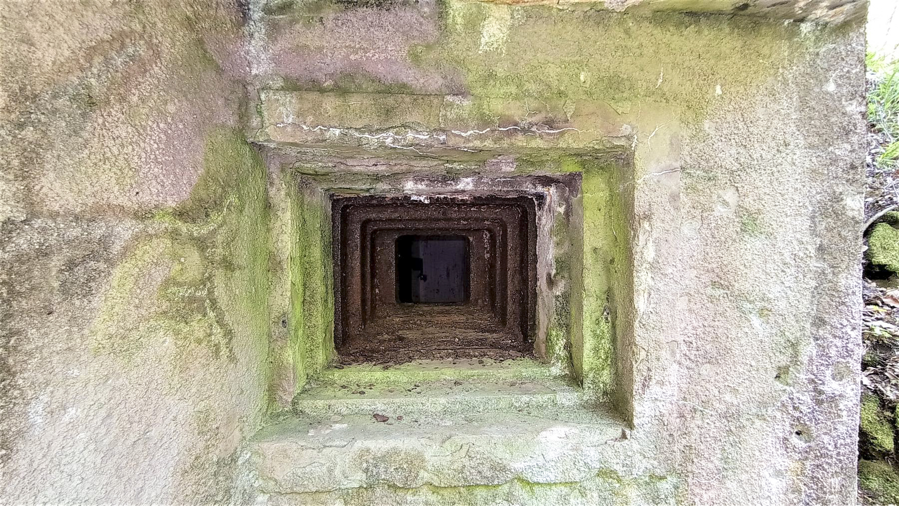 Ligne Maginot - TRAUTBACH OUEST - (Blockhaus pour arme infanterie) - Détail créneau Est - Baptiste GAUDIN