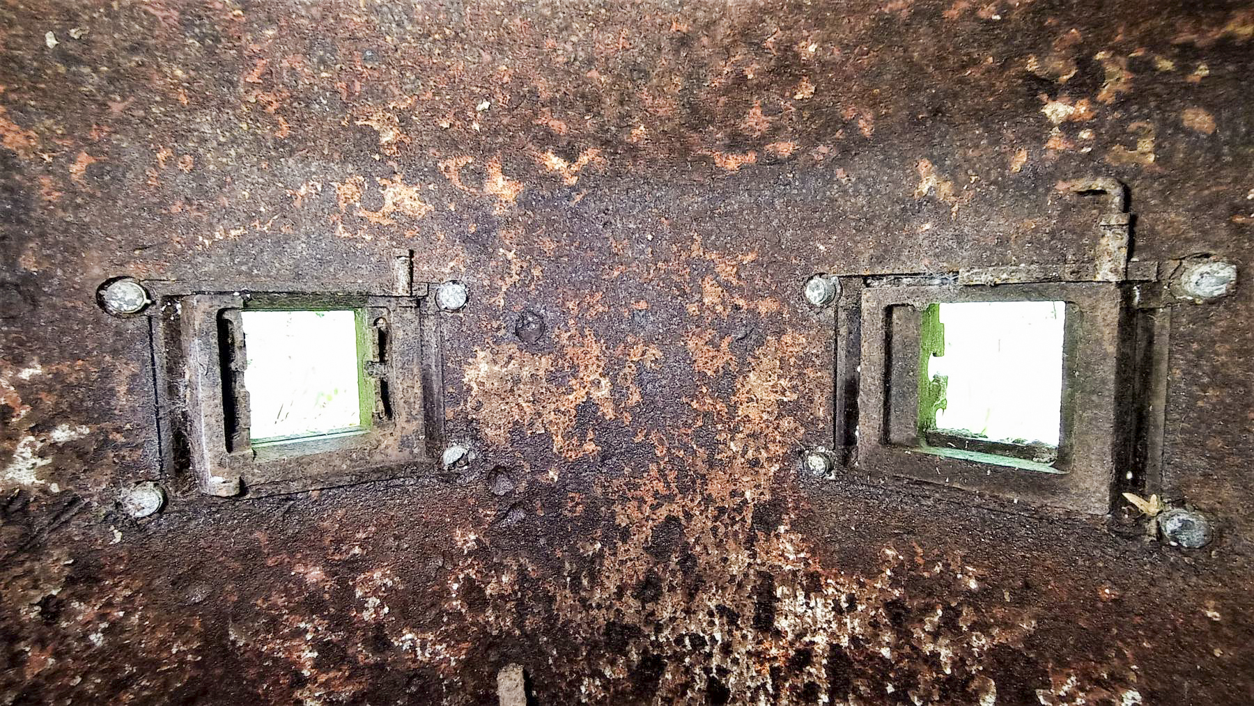 Ligne Maginot - TRAUTBACH OUEST - (Blockhaus pour arme infanterie) - Deux des cinq créneaux de la cloche GFM Est - Baptiste GAUDIN