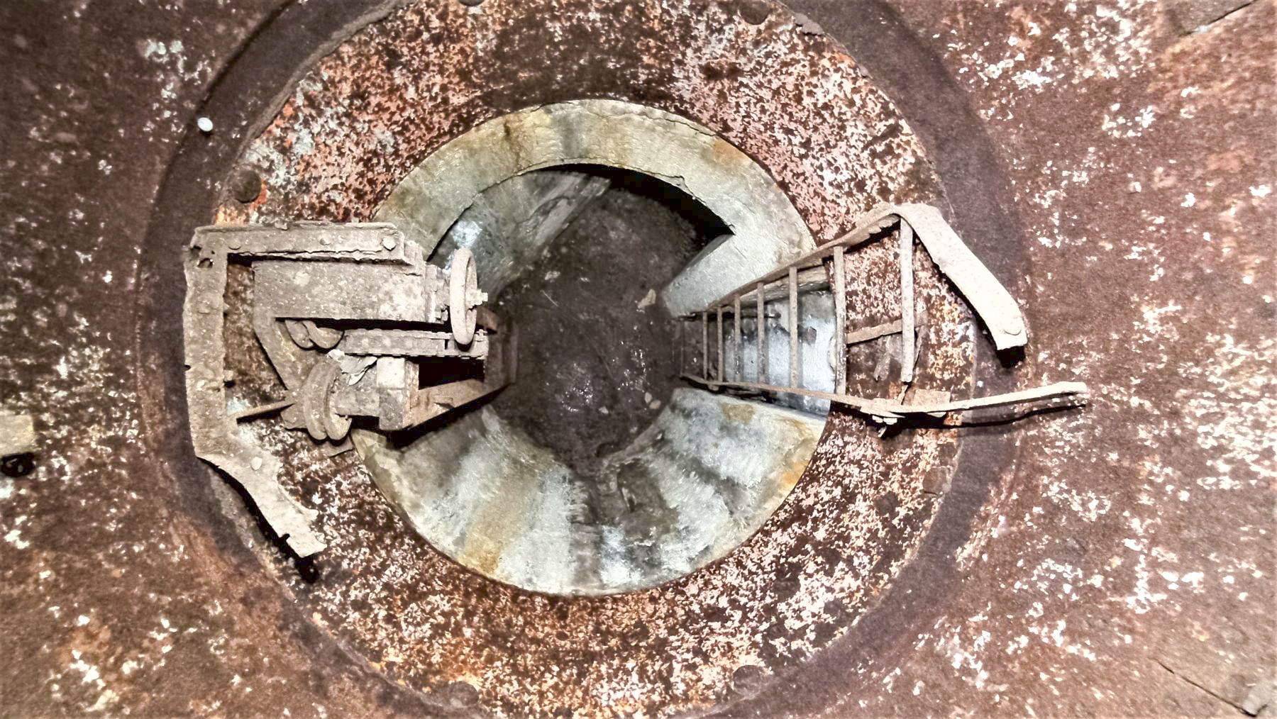 Ligne Maginot - TRAUTBACH OUEST - (Blockhaus pour arme infanterie) - Vue de dessus du puits de la cloche GFM Ouest - Baptiste GAUDIN