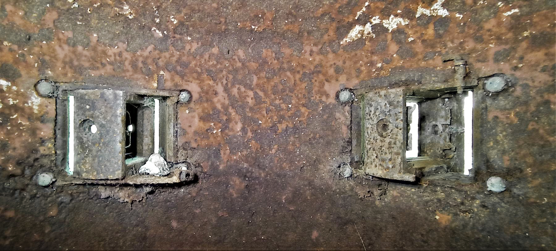 Ligne Maginot - TRAUTBACH OUEST - (Blockhaus pour arme infanterie) - Deux des cinq créneaux de la cloche GFM Ouest - Baptiste GAUDIN