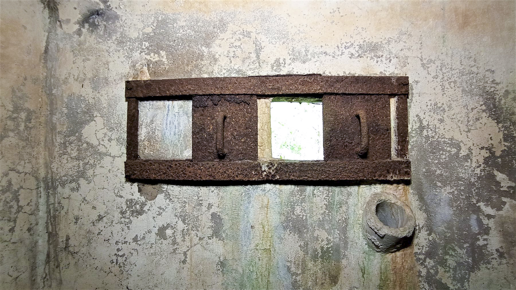 Ligne Maginot - M10 - NONNENHARDT EST 3 - (Blockhaus pour arme infanterie) - Créneau gauche - Baptiste GAUDIN