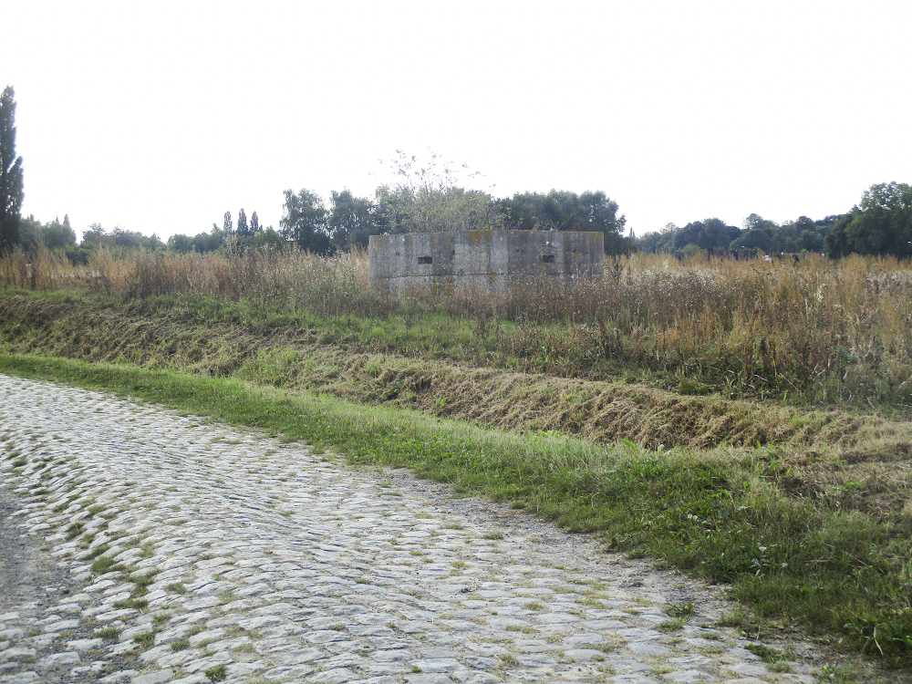 Ligne Maginot - BEF 272 - DRONKAERT NORD 1 - (Blockhaus pour arme infanterie) - Le blockhaus vu depuis le chemin pavé des Meurins. - Smardz Félix