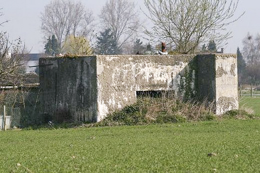 Ligne Maginot - BEF 276 - Le BERQUIER Centre 1 (Blockhaus pour canon) - Vue de l'entrée à l'arrière du blockhaus - AALMA - www.lignemaginot.com