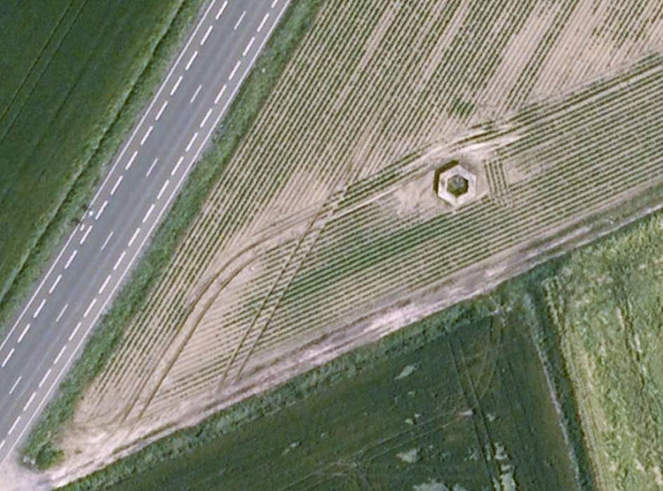 Ligne Maginot - BEF 335 - L'EPINETTE EST - (Blockhaus pour arme infanterie) - La forme hexagonale d'un type R est bien reconnaissable. - Google Earth