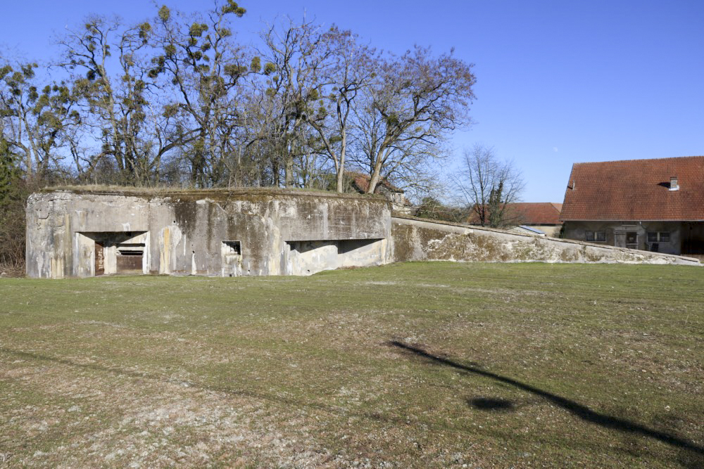 Ligne Maginot - MC32 - STG E - (Casemate d'infanterie - double) - Le terrain devant la casemate a été rendu cultivable. Elle est donc dégagée (pour le moment) - Alain Perouffe