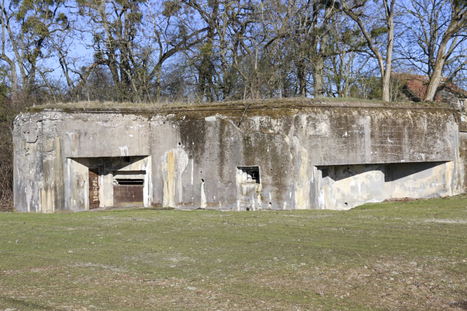 Ligne Maginot - MC32 - STG E - (Casemate d'infanterie - double) - Le terrain devant la casemate a été rendu cultivable. Elle est donc dégagée (pour le moment) - Alain Perouffe