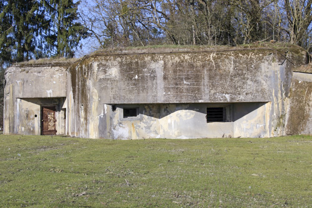 Ligne Maginot - MC32 - STG E - (Casemate d'infanterie - double) - Le terrain devant la casemate a été rendu cultivable. Elle est donc dégagée (pour le moment) - Alain Perouffe
