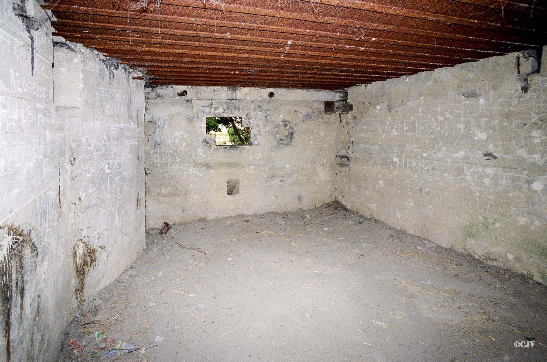 Ligne Maginot - CEZF-1 - CROIX SAINT HUBERT - (Casemate d'infanterie - Double) - Réservations dans le béton pour accueillir un bouclier suspendu - Caspar Vermeulen