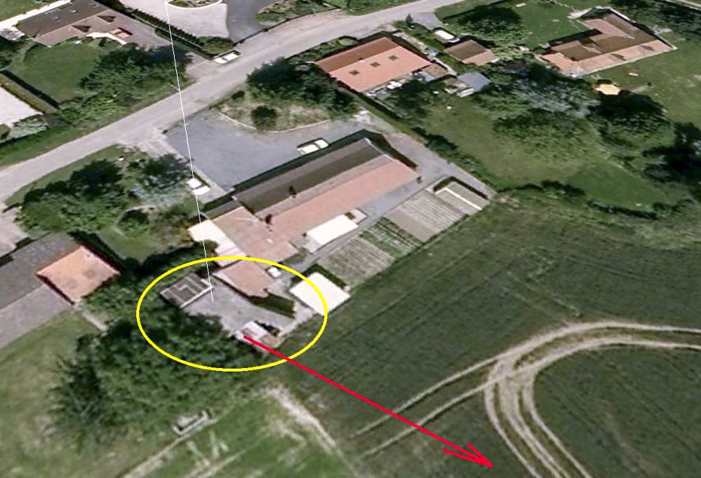 Ligne Maginot - BEF 371 - LA COMMUNE SUD 1 - (Blockhaus pour canon) - Le mur d'aile du bloc est reconnaissable. Le blockhaus est intégré dans une habitation. - Google Earth