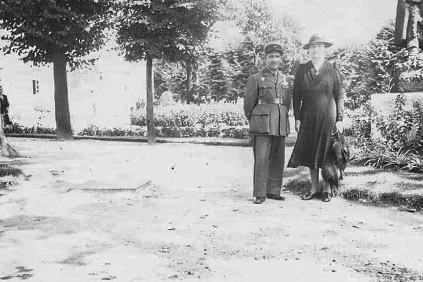 Ligne Maginot - 164° RIF - MONT DES WELCHES - Le commandant Tari commandant l'ouvrage du Mont-des-Welches avec son épouse
Photo prise au Val-de-Grace après son retour de captivité pour raison médicale - Inconnu