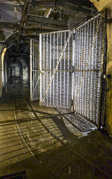 Ligne Maginot - Ouvrage d'artillerie du MONT des WELCHES - Bloc 4
Les dessous du bloc
La grille d'accès de l'une des alvéoles du magasin M2 du bloc avec en partie haute le réseau de monorail aérien Tourtelier