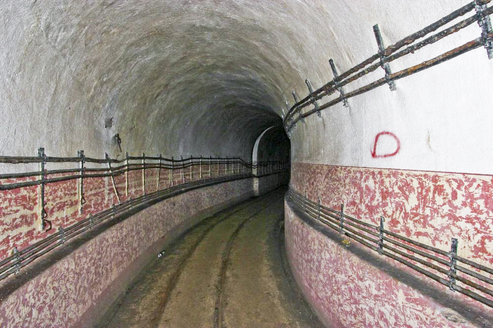 Ligne Maginot - MONT DES WELCHES - A21 - (Ouvrage d'artillerie) - L'une des galeries dans un état proche de celui de l'origine. Noter les peinture des soubassements de part et d'autre de la galerie. - Martin FRANKCOM