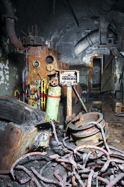 Ligne Maginot - MONT DES WELCHES - A21 - (Ouvrage d'artillerie) - Un des moteurs SGCM 3 cylindres de 120 chevaux de l'usine, victime d'incendie, de pillage et du vandalisme. - www.arnaultjl-photo.com