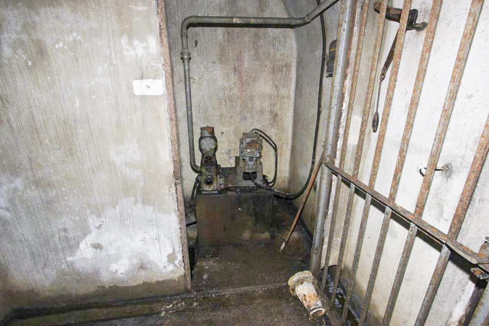 Ligne Maginot - MONT DES WELCHES - A21 - (Ouvrage d'artillerie) - Pompe d'alimentation en eau de l'un des blocs. Cette pompe permet de relevage de l'eau depuis la galerie - Martin FRANKCOM