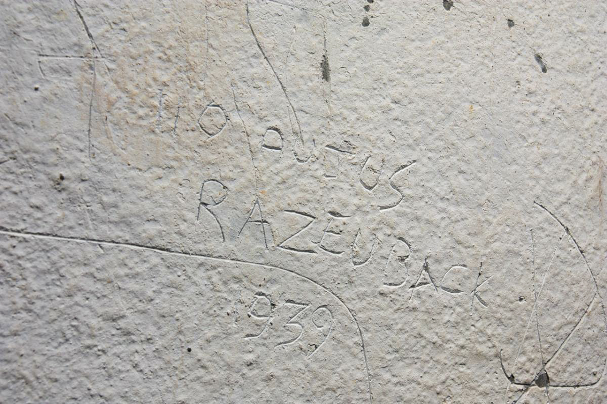 Ligne Maginot - MONT DES WELCHES - A21 - (Ouvrage d'artillerie) - Bloc 5
(De mémoire) dans l'observatoire de l'ouvrage - Arnault JL Photo