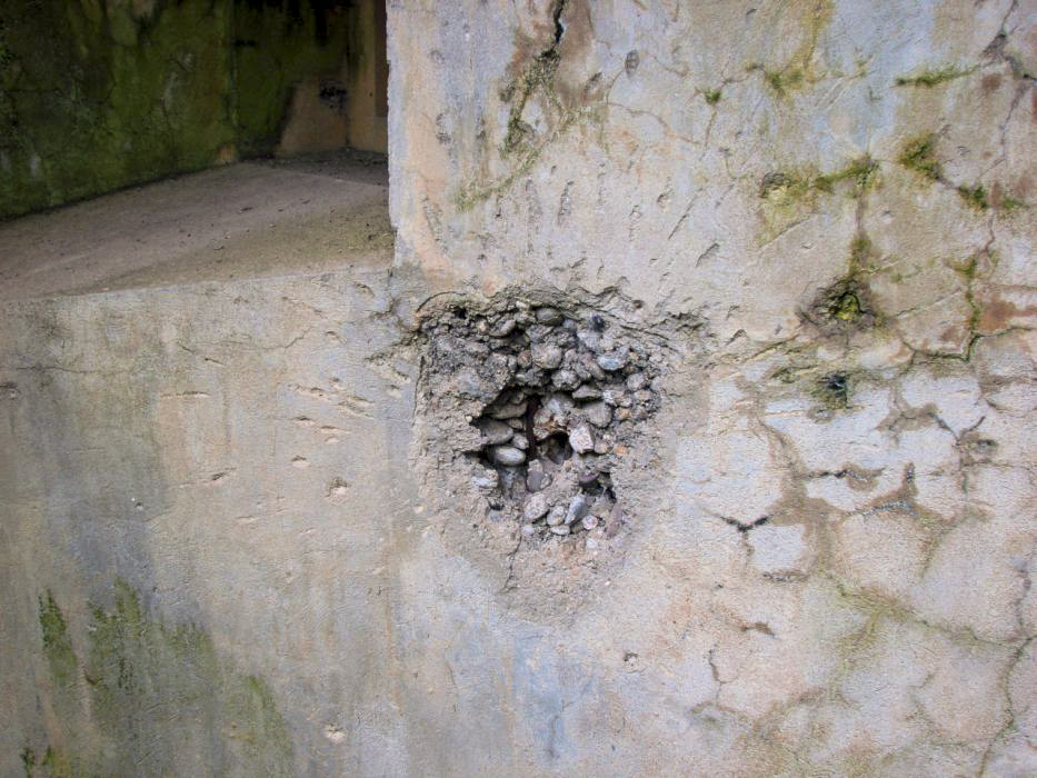 Ligne Maginot - VECKRING - X21 - (Abri) - Coffre Sud
Un des nombreux impacts sur la façade. - Schnoupf