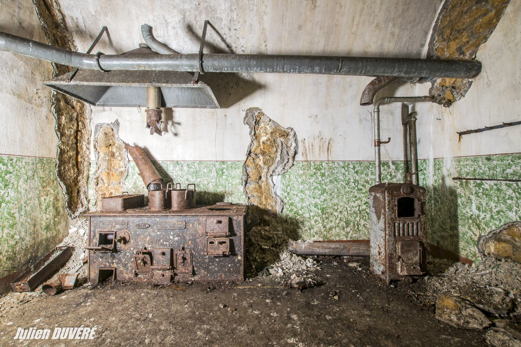 Ligne Maginot - VECKRING - X21 - (Abri) - Le local cuisine de l'abri, avec la cuisinière et la chaudière. - Julien DUVÉRÉ
