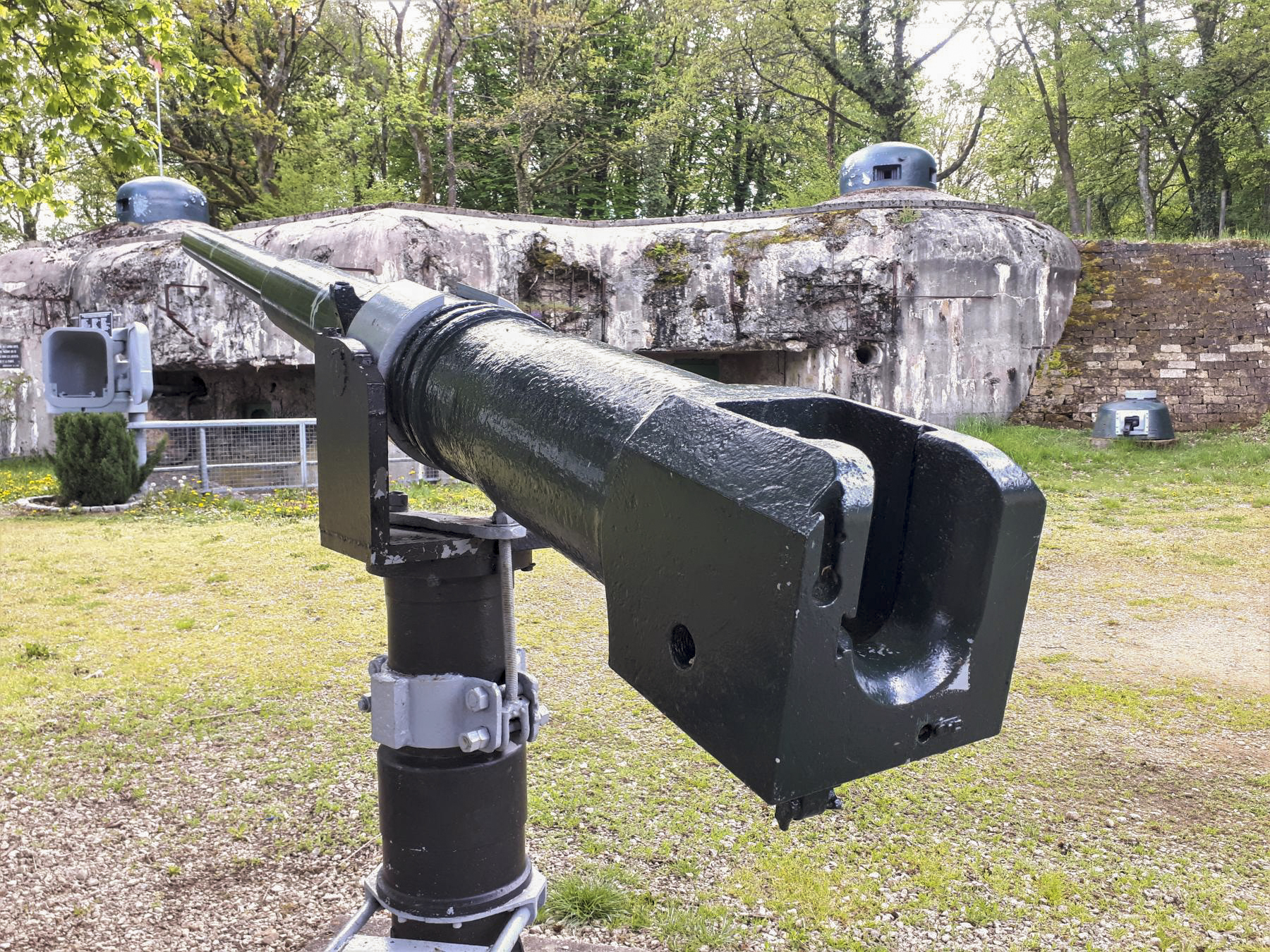 Ligne Maginot - BAMBESCH - A35 - (Ouvrage d'infanterie) - Canon de 47 de Marine exposé devant le bloc 3 - Gregory Fuchs