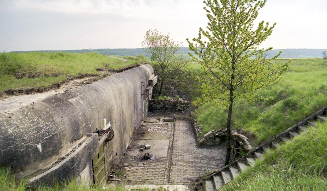 Ligne Maginot - BAMBIDERSTROFF SUD - C71 - (Casemate d'infanterie) - Les deux entrées et l'esplanade pavée  - Valentin Hemmert