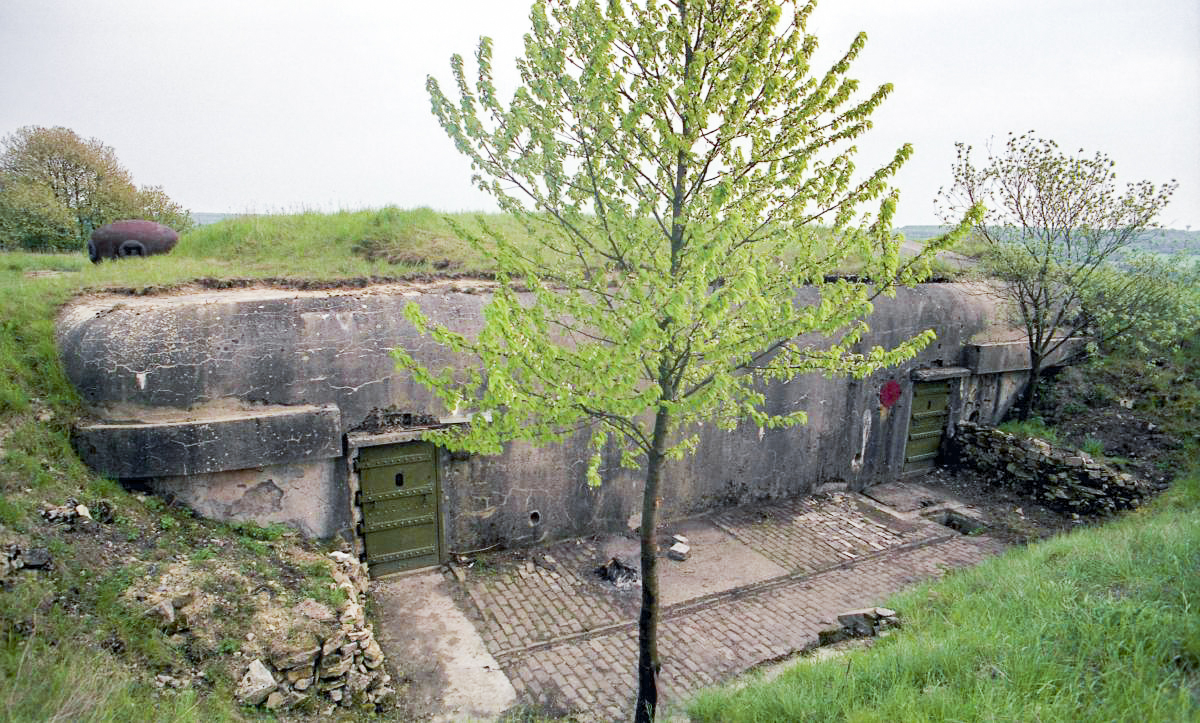 Ligne Maginot - BAMBIDERSTROFF SUD - C71 - (Casemate d'infanterie) - Les deux entrées et l'esplanade pavée - Valentin Hemmert