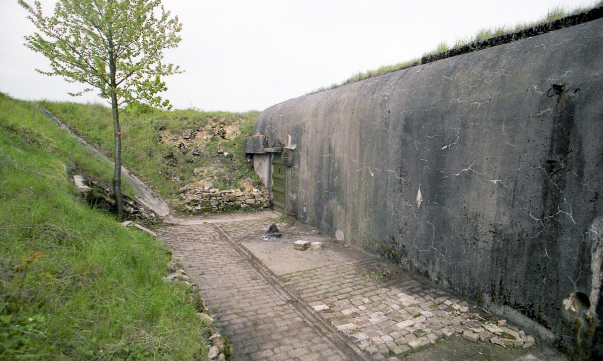 Ligne Maginot - BAMBIDERSTROFF SUD - C71 - (Casemate d'infanterie) - L'esplanade pavée - Valentin Hemmert