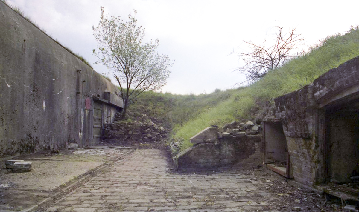 Ligne Maginot - BAMBIDERSTROFF SUD - C71 - (Casemate d'infanterie) - L'esplanade pavée
A droite les niches de stockage extérieur - Valentin Hemmert