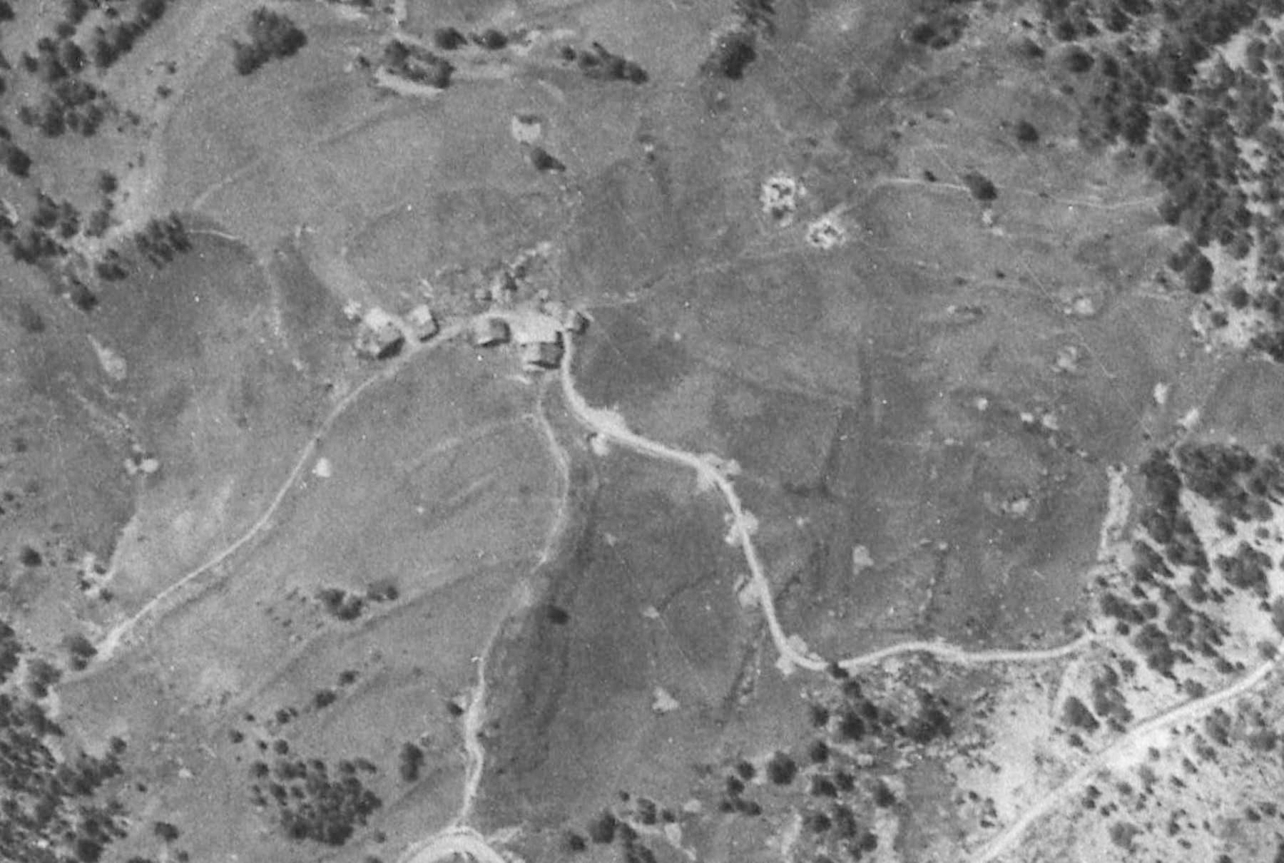 Ligne Maginot - POET MORAND (154° RAP - 6° BIE) - (Position d'artillerie préparée) - Vue aérienne de la position occupée par les batteries - IGN - Géoportail 1945