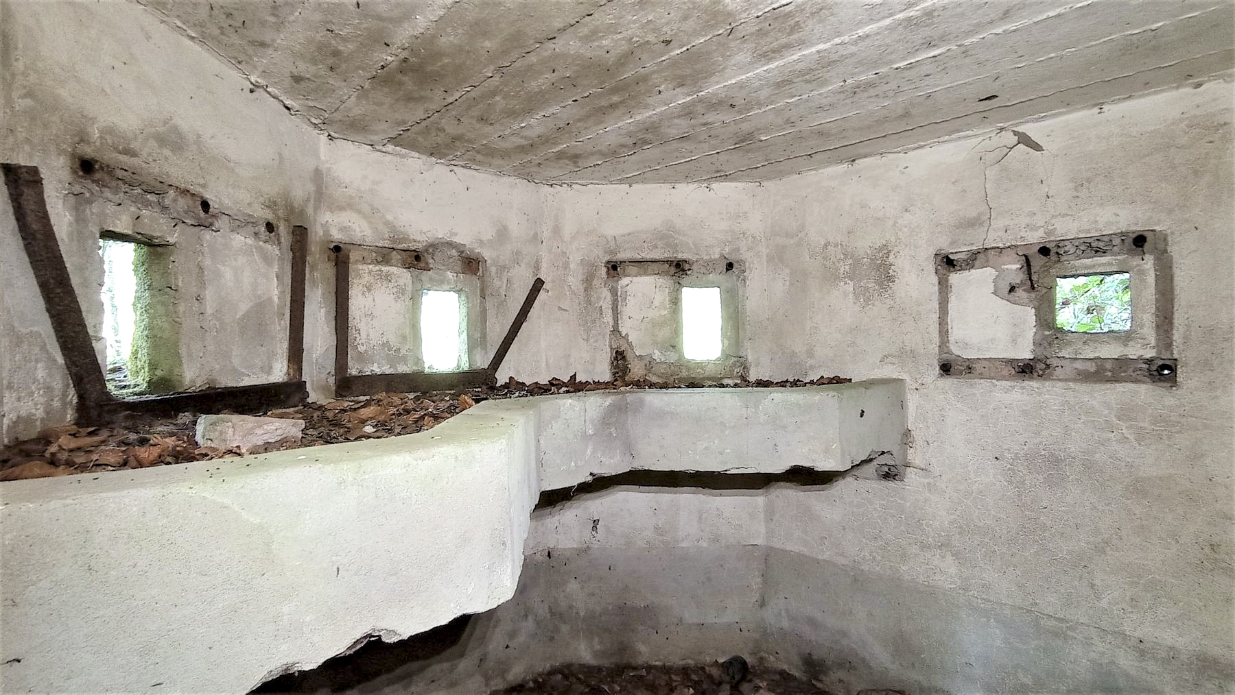 Ligne Maginot - FM28 - TRAUTBACH 2 - (Blockhaus pour arme infanterie) - Les créneaux frontaux et le créneau latéral droit - Baptiste GAUDIN