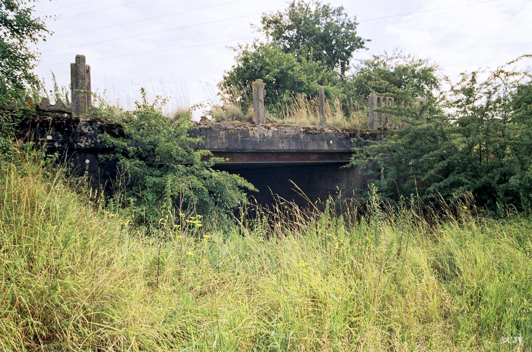 Ligne Maginot - VF60 - LIAISON SAINT-HUBERT / REINANGE - (RESEAU - Voie 60 - Antenne ou rocade ferroviaire) - PONT DE GUENANGE BAS 2
Les restes du pont - Caspar Vermeulen