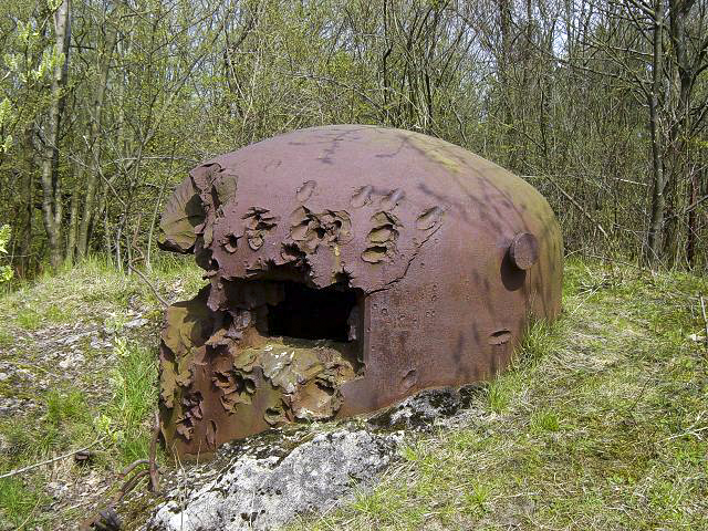 Ligne Maginot - KERFENT - A34 - (Ouvrage d'infanterie) - Bloc 2
Cloche GFM labourée par les obus de PAK 88 allemands - Kerfent - wikimedia