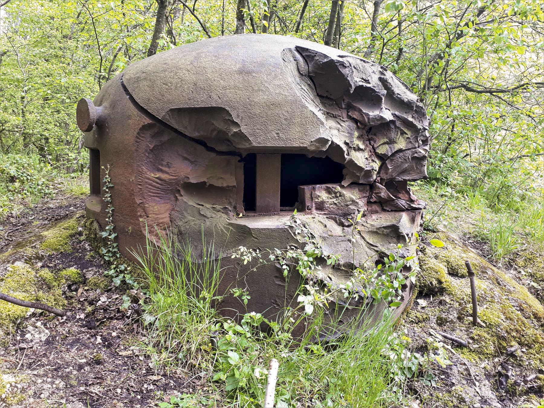 Ligne Maginot - KERFENT - A34 - (Ouvrage d'infanterie) - Bloc 2
Cloche GFM labourée par les obus de PAK 88 allemands - Gregory Fuchs