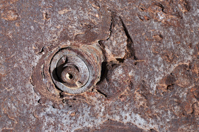 Ligne Maginot - EINSELING SUD - C73 - (Casemate d'infanterie) - Projectile de PAK 88 fiché dans l'acier de la cloche GFM - www.arnaultjl-photo.com