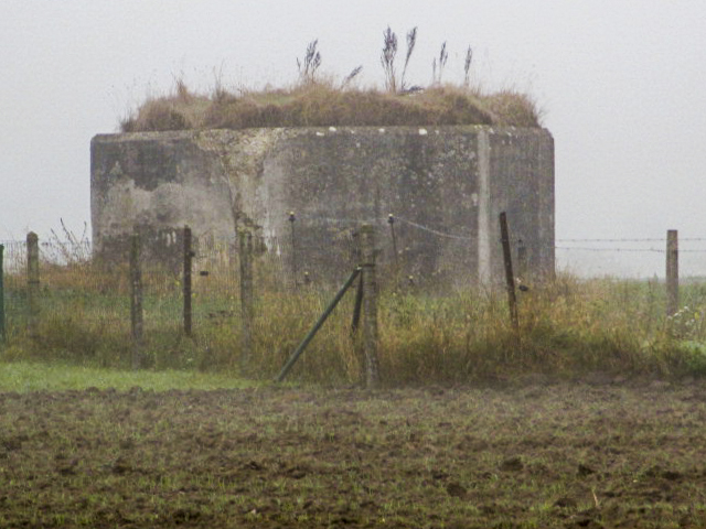 Ligne Maginot - BEF 513 - PONT d'OR Sud (Blockhaus pour arme infanterie) - Blockhaus visible de la D 955 - Rue de Lille. - Smardz Félix