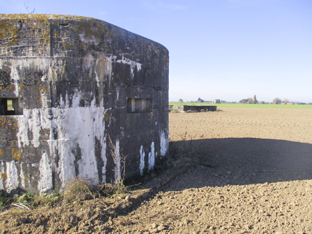 Ligne Maginot - BEF 576 - L'EPINOI 3 - (Blockhaus pour arme infanterie) - Blockhaus situé dans son environnement. A l'arrière : blockhaus Epinoi N° 2; dans le fond : blockhaus Epinoi N° 1. - Smardz Félix