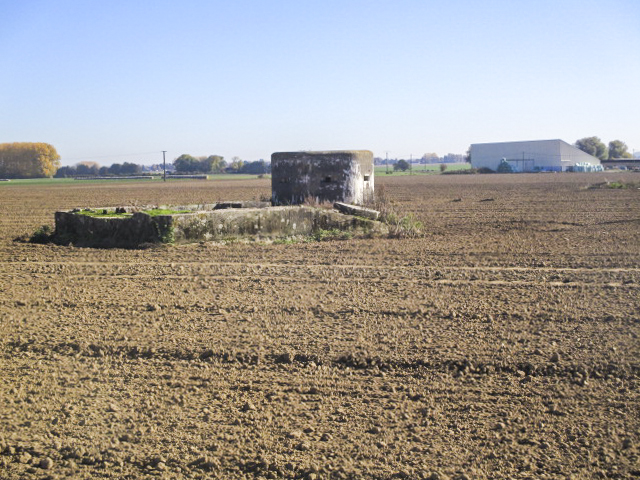 Ligne Maginot - BEF 577 - L'EPINOI 2 - (Blockhaus pour arme infanterie) - Situé dans son environnement.
A l'arrière, présence du blockhaus l'Epinoi 3. - Smardz Félix