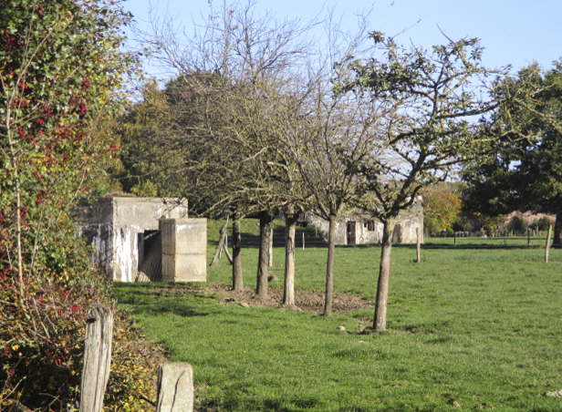 Ligne Maginot - BEF 626 - Le CUL du FOUR Ouest (Blockhaus pour arme infanterie) - Vu du chemin de terre longeant la ferme. - Smardz Félix