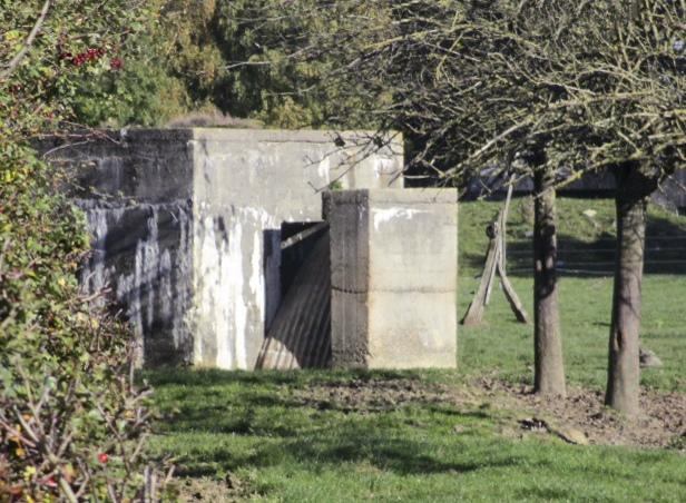 Ligne Maginot - BEF 626 - Le CUL du FOUR Ouest (Blockhaus pour arme infanterie) - Vu du chemin de terre longeant la ferme. - Smardz Félix