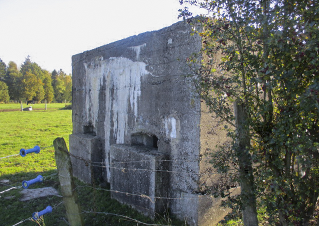 Ligne Maginot - BEF 626 - Le CUL du FOUR Ouest (Blockhaus pour arme infanterie) - Vu du chemin de terre longeant la ferme. - Smardz Félix
