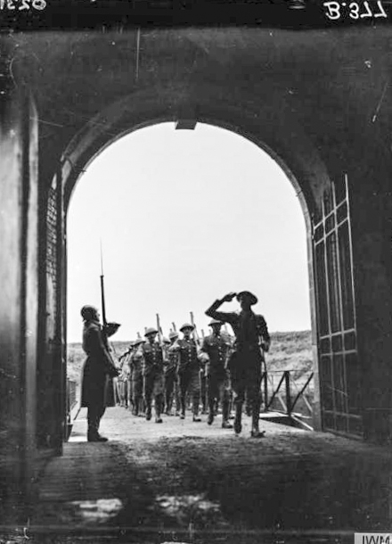Ligne Maginot - FORT DE SAINGHIN - (Dépôt de Munitions) - Entrée des troupes du 51st Highland Division dans le fort de Sainghin - Keating G (Lt)