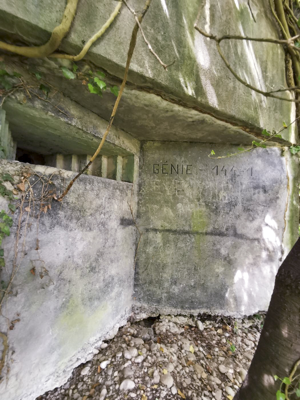 Ligne Maginot - B591 - RICHARDSHAEUSER 5 - (Blockhaus pour arme infanterie) - Le grand créneau, et l'inscription 'Génie 144-1'. - leiraph